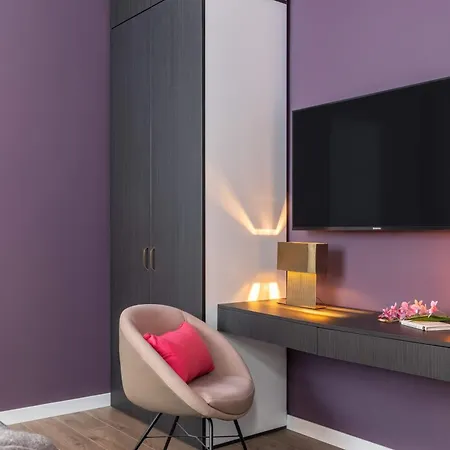 Holt - Flowers In Wonderland *