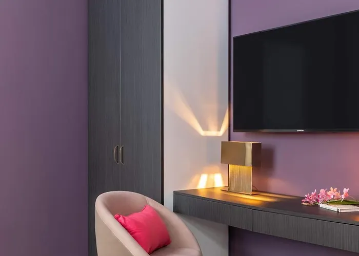 Holt - Flowers In Wonderland *