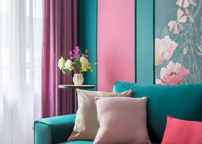 Holt - Flowers In Wonderland Apartment *