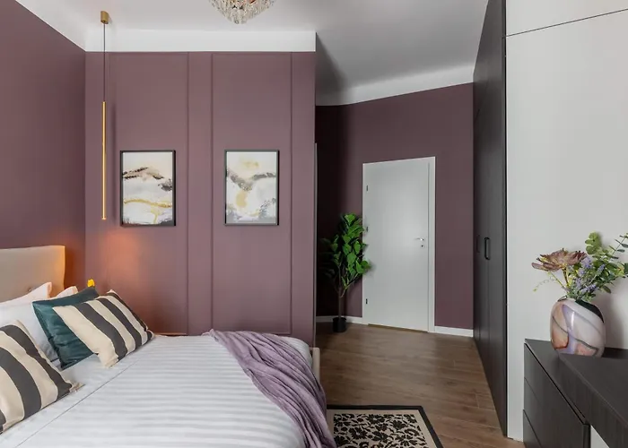 Holt - Flowers In Wonderland