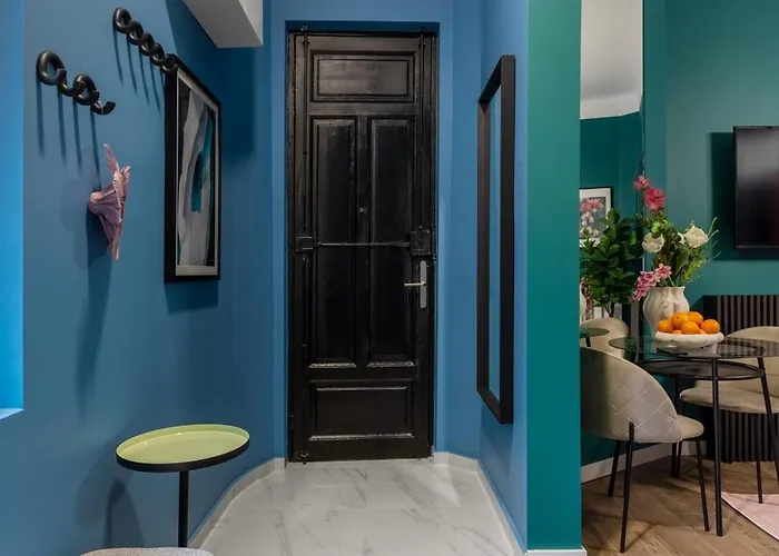 Holt - Flowers In Wonderland Apartment