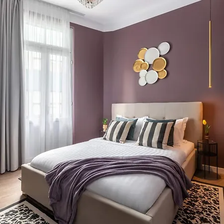 Holt - Flowers In Wonderland Apartment *