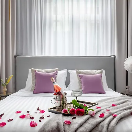 Holt - Flowers In Wonderland Apartman